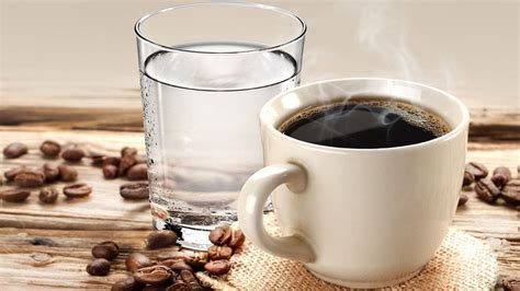 Vaso con agua junto al café para qué sirve Primero Café