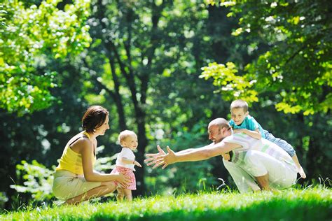 Banco De Im Genes Gratis Familia Feliz Con Sus Hijos En Un D A De Campo