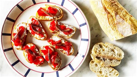 Crostini chèvre poivrons et anchois Mordu