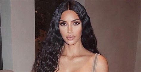 Kim Kardashian explica a polêmica envolvendo a pia do banheiro de sua casa