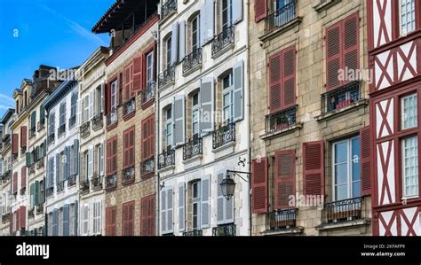 Bayonne Dans Le Pays Basque Fa Ades Typiques Avec Des Volets Color S