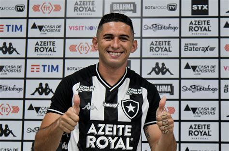 Botafogo apresenta o lateral esquerdo Danilo Barcelos como novo reforço