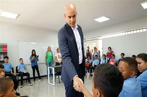 Ministro de Educación invita a maestros jubilados a reincorporarse