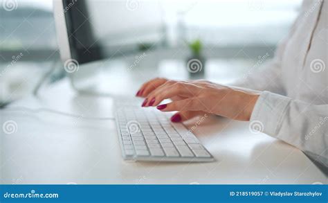 Manos Femeninas Escribiendo En Un Teclado De Ordenador Concepto De