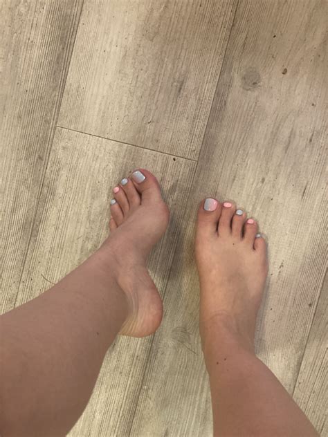 TW Pornstars CamCanela Twitter Super Cute Pedicure Picked By A