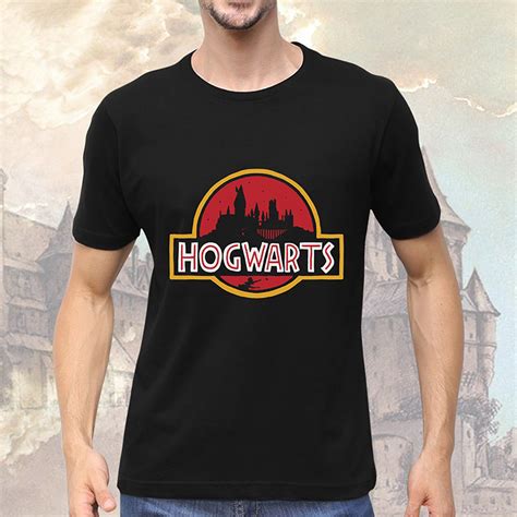 Camiseta Unissex Masculina Hogwarts Bruxo Harry Jurassic Park Preta