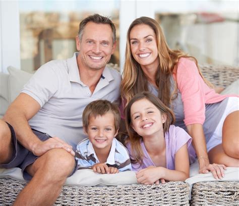 Una Imagen Perfecta De La Familia Retrato De Una Feliz Familia Joven De