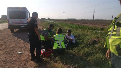 Tráiler destroza auto compacto tras embestirlo en una carretera de