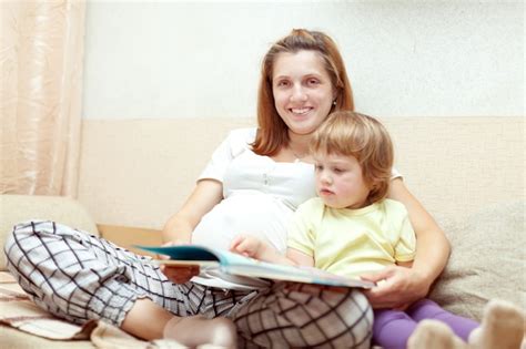 Livre De Lecture Mère Et Enfant Photo Gratuite