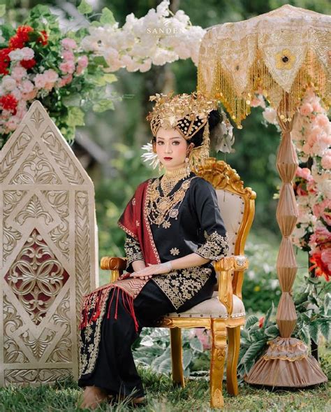 Minangkabau Indonesia Traditional Costume Pakaian Tradisional