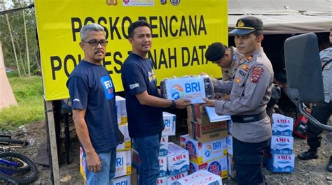 Warga Terdampak Bencana Banjir Di Sumatera Barat Terima Bantuan Melalui