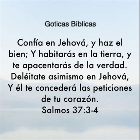 An Image Of The Sky And Water With A Bible Verse Written In Spanish On It