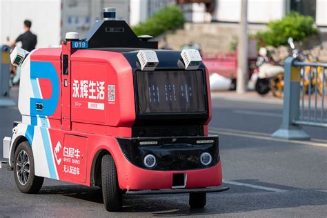 合肥街头现白犀牛无人配送车