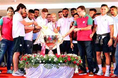 Atk Mohun Bagan Coach Juan Ferrando Along With Players Show Isl Trophy