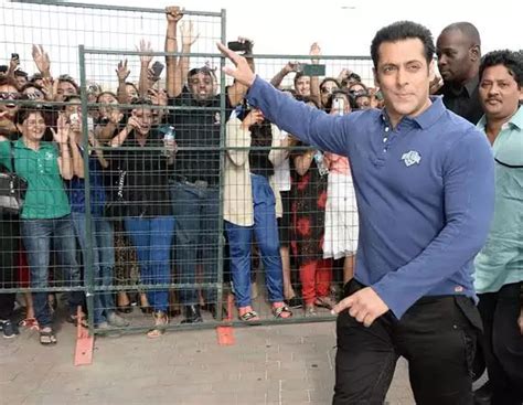 Fans Greet Salman Khan With A Lot Of Love As He Shoots In Phaltan