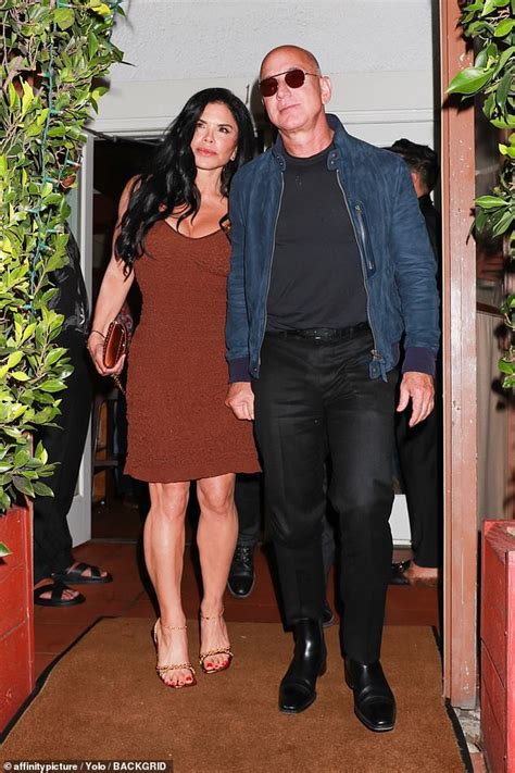 Jeff Bezos And Fiancée Lauren Sanchez Make A Stylish Pair As They Hold