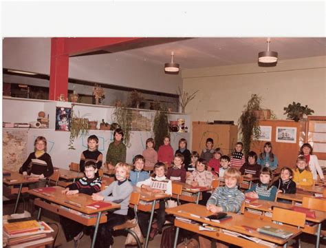 Photo De Classe Cm1 De 1980 Ecole Pierre Et Marie Curie Saint Nicolas