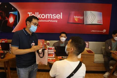 Hari Pelanggan Nasional Telkomsel Menyapa Pelanggan Trans Studio