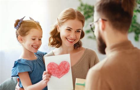 O Dia De Pai Feliz Mam E Filha Da Fam Lia Para Felicitar O Paizinho E