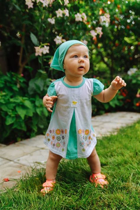 Niña En Un Pañuelo Turquesa Dando Sus Primeros Pasos Retrato De Niñas