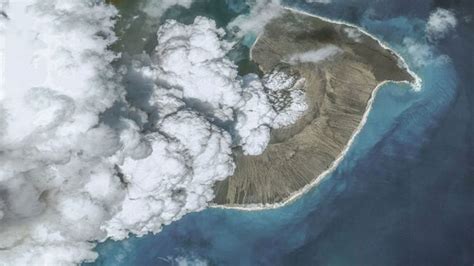 Record-shattering Tonga volcanic eruption wasn't triggered by what we ...