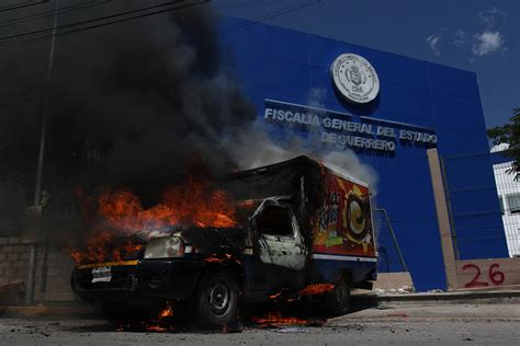 Estudiantes vandalizan Fiscalía de Guerrero e incendian camioneta por