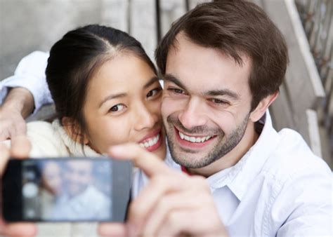 Feliz Pareja Joven Tomando Un Selfie Y Sonriendo Foto Premium