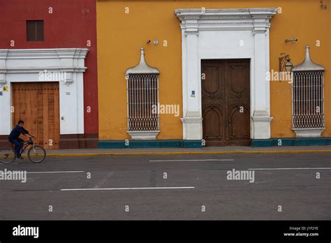 Colores Brillantes Edificio De Estilo Colonial Espa Ol En La Plaza De