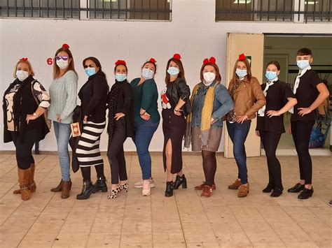 La Delegada De Educacion Tercera Por La Derecha Junto Al Cuadro De Baile En El Ceip Nuestra