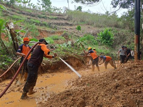 Longsor Di Beberapa Titik Akibatkan Akses Jalan Tertutup Badan