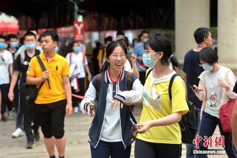 2020年全国高考 考生结束考试走出考场