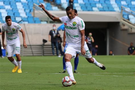 três gols de Elton Cuiabá estreia no Mato grossense goleada