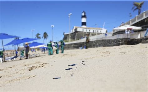 Jornal Correio Manchas de óleo chegam a praias do sul da Bahia