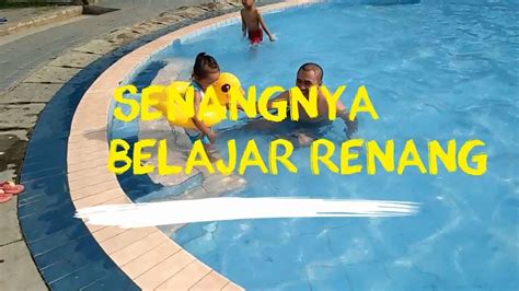 Anak Belajar Renang Gaya Bebas Sambil Bermain Di Kolam Renang Belajar