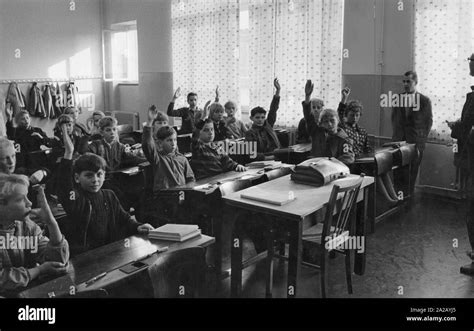 Maestra Enseñando A Sus Alumnos En Un Aula Imágenes De Stock En Blanco