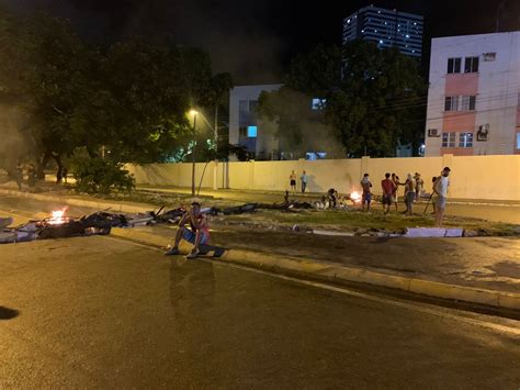 Moradores Do Bol O Protestam Na Avenida Leste Oeste Em Macei Contra