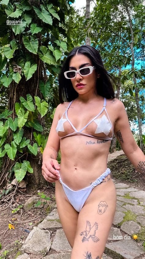 Cleo Pires curte cachoeira biquíni transparente e mostra demais