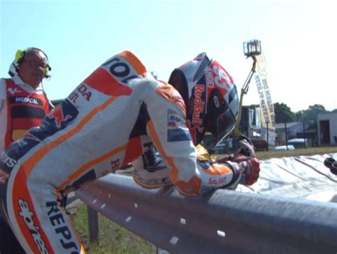 MotoGP Bezzecchi il più veloce nel Warm Up e brutta caduta per Marquez