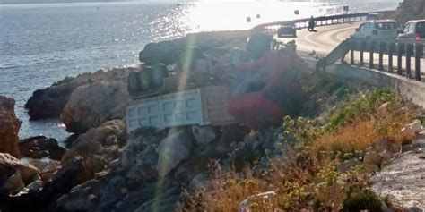 Incidente Tra Pizzolungo E Bonagia Camion Sfonda Il Guardrail E