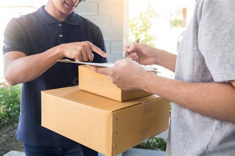 O Servi O Da Entrega A Domic Lio Entrega O Pacote Em Casa E A Mulher