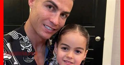 Em Dia De Anivers Rio Cristiano Ronaldo Em Fotografia Amorosa A Filha