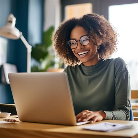 Una Mujer Que Trabaja En La Computadora Port Til Imagen Premium