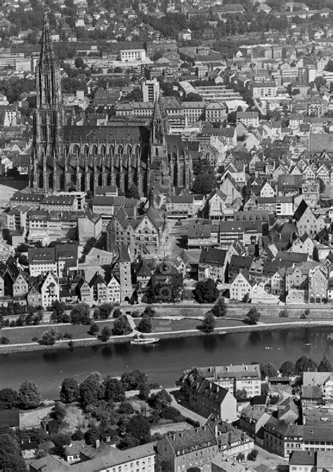 Ulm aus der Vogelperspektive Stadtansicht am Ufer des Flußverlaufes