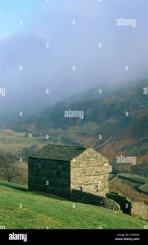 Stone Barn Near Village Of Keld Upper Swaledale Yorkshire Dales