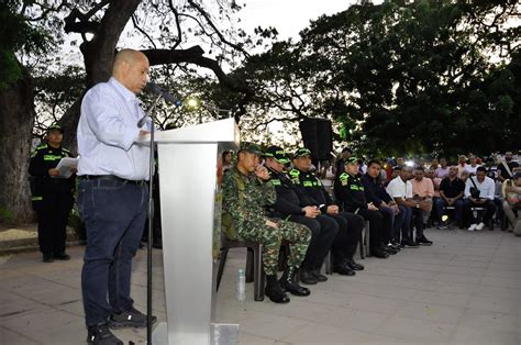 Alcalde firma decreto para proteger espacios públicos y combatir