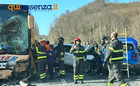 Incidente Sulla Statale 107 A San Fili L Impatto Tra Due Auto E Un