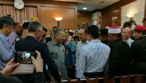 Anwar Ibrahim Bertemu Mahathir Pertama Kalinya Setelah Berseteru