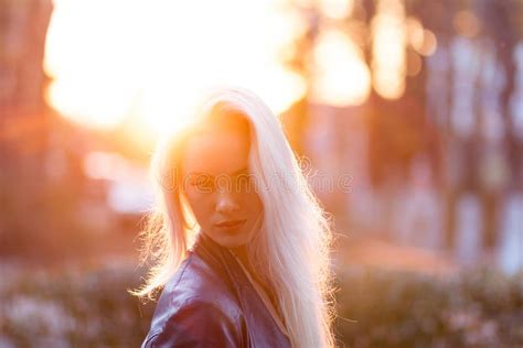 Jeune Belle Fille Blonde De Sourire Avec Le Bel Aspect Et Les Longs