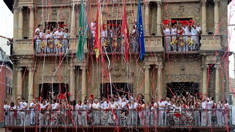 San Ferm N El Grupo De Danza Duguna Lanzar El Chupinazo