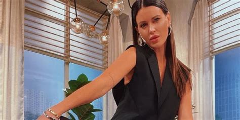 Con gorrito y bikini estilo taparrabos Natalie Weber desafío al frío frente al espejo La